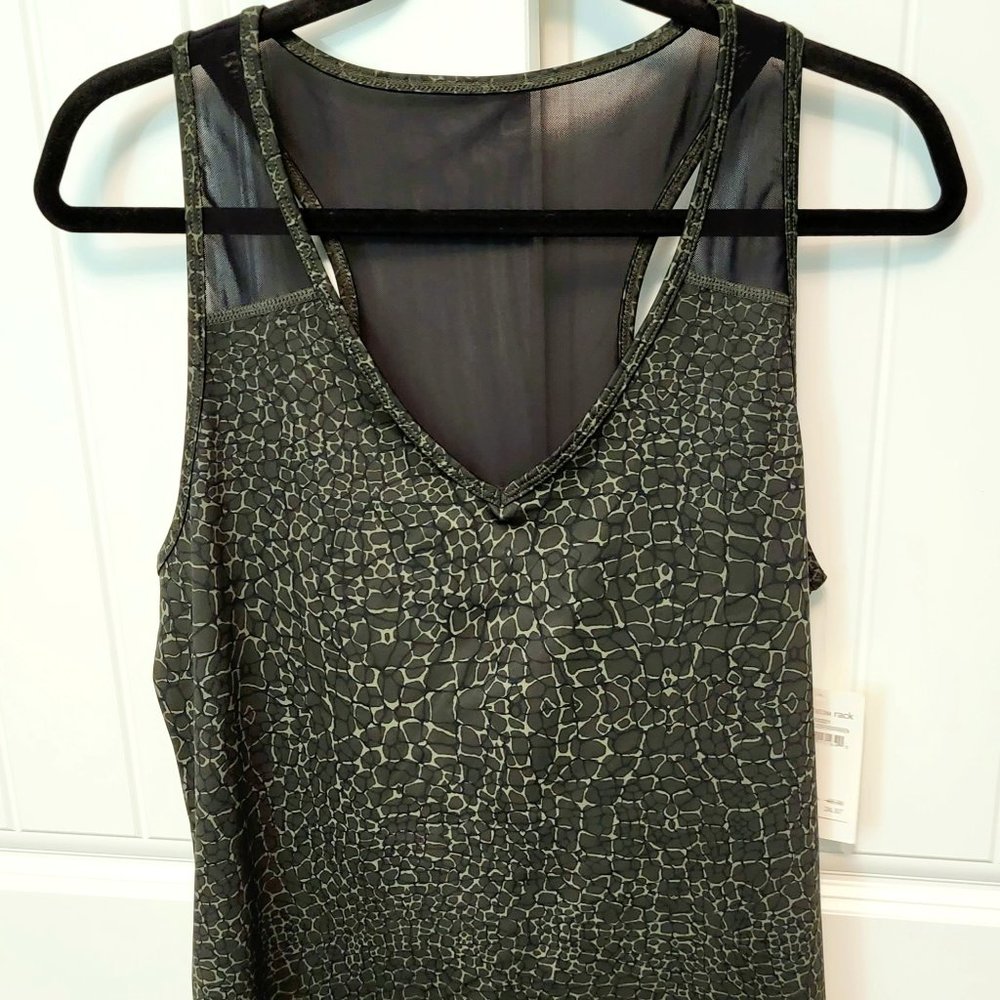 H Halston Studio Womens Size Large Green Croc Mesh V-Neck Athletic Tank Top NWT
